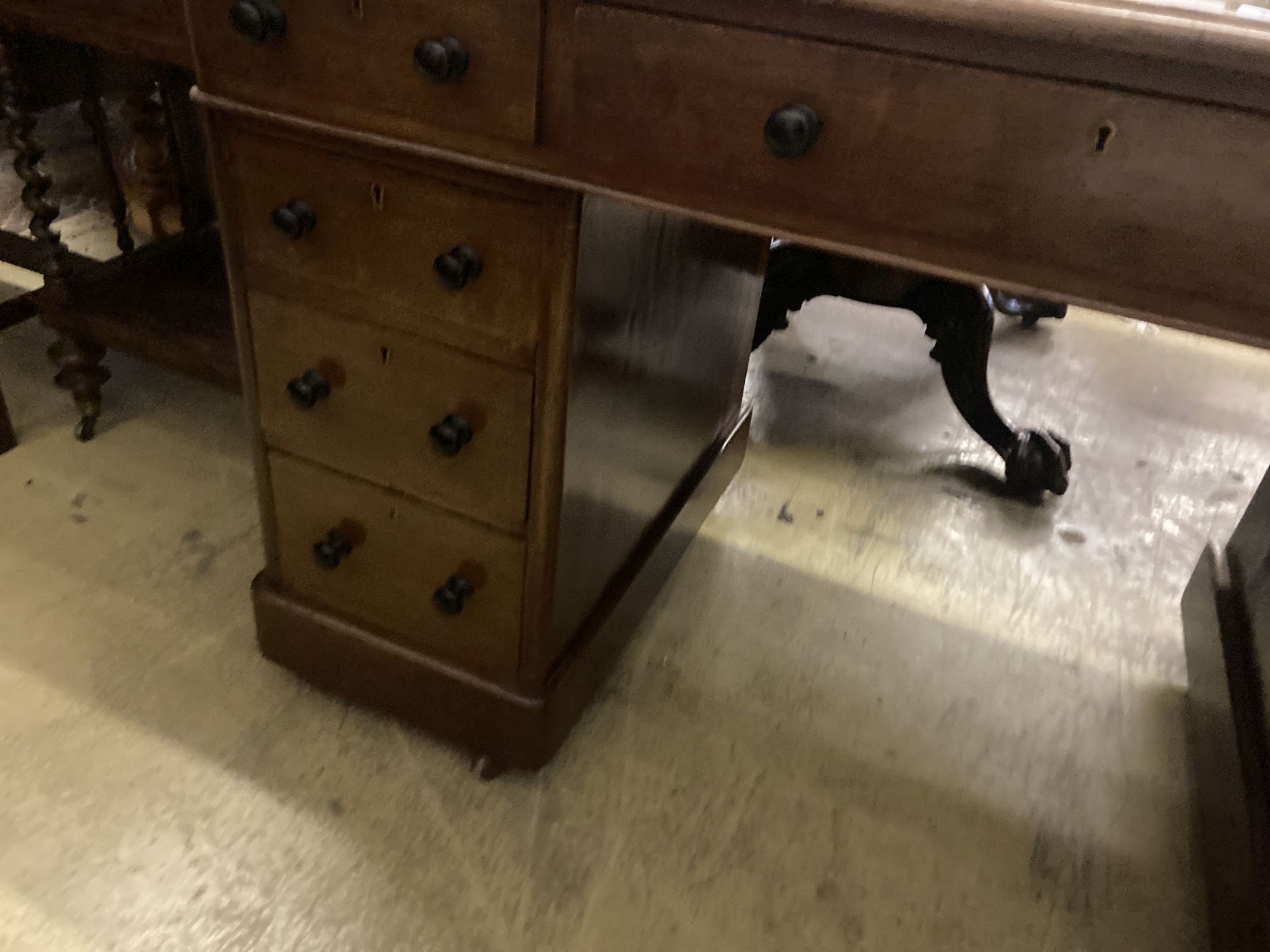 A Victorian mahogany pedestal desk, width 118cm depth 60cm height 74cm